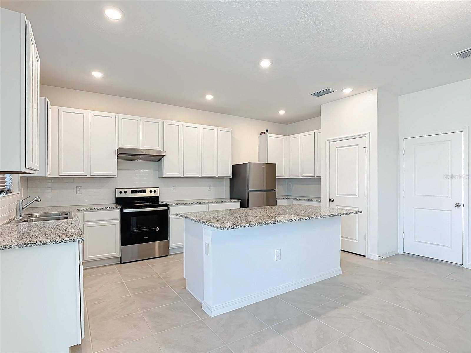 795 OVERPOOL AVENUE, Davenport, FL 33896 Large Kitchen Island and breakfast area
