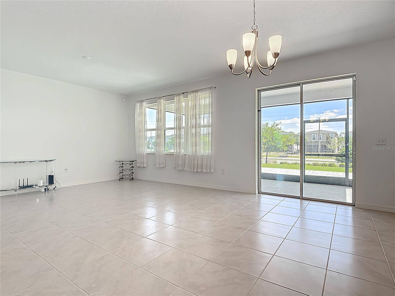 795 OVERPOOL AVENUE, Davenport, FL 33896 Bright living area