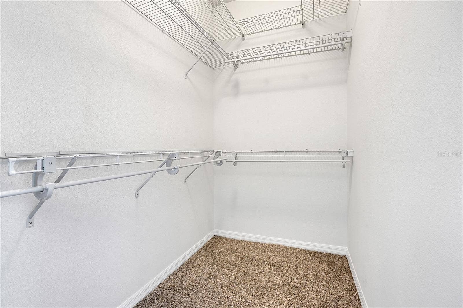 WALK IN CLOSET