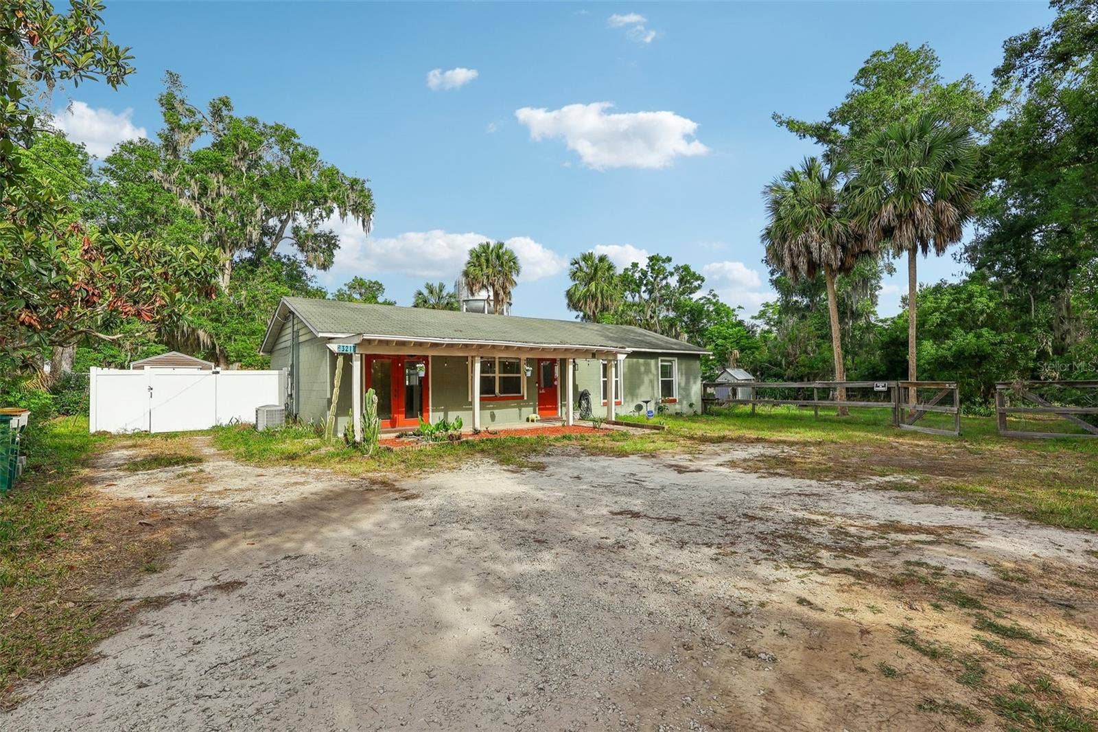321 E 11TH AVENUE, Mount Dora, FL 32757 Front of Home