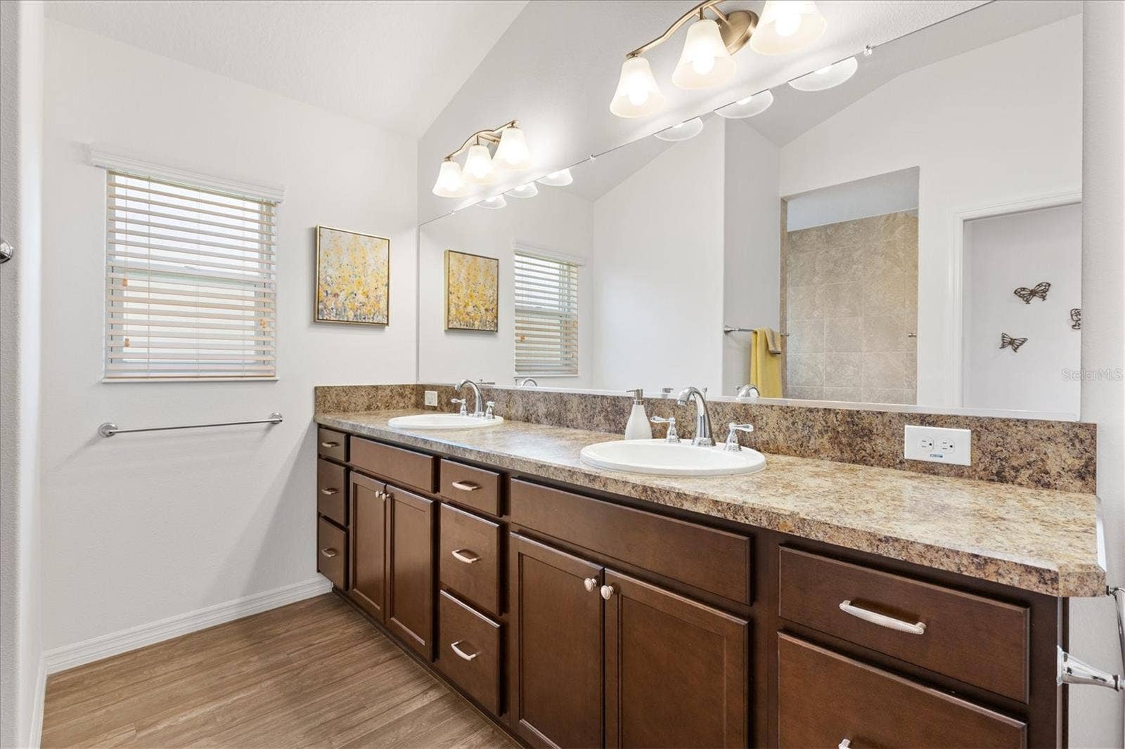 Dual Vanities in Primary Ensuite