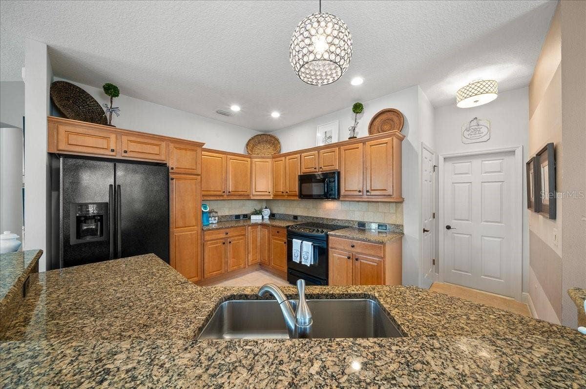 1606 SNELLING AVENUE, The Villages, FL 32162 Kitchen Features Water-Fall Island w/ Granite Countertops
