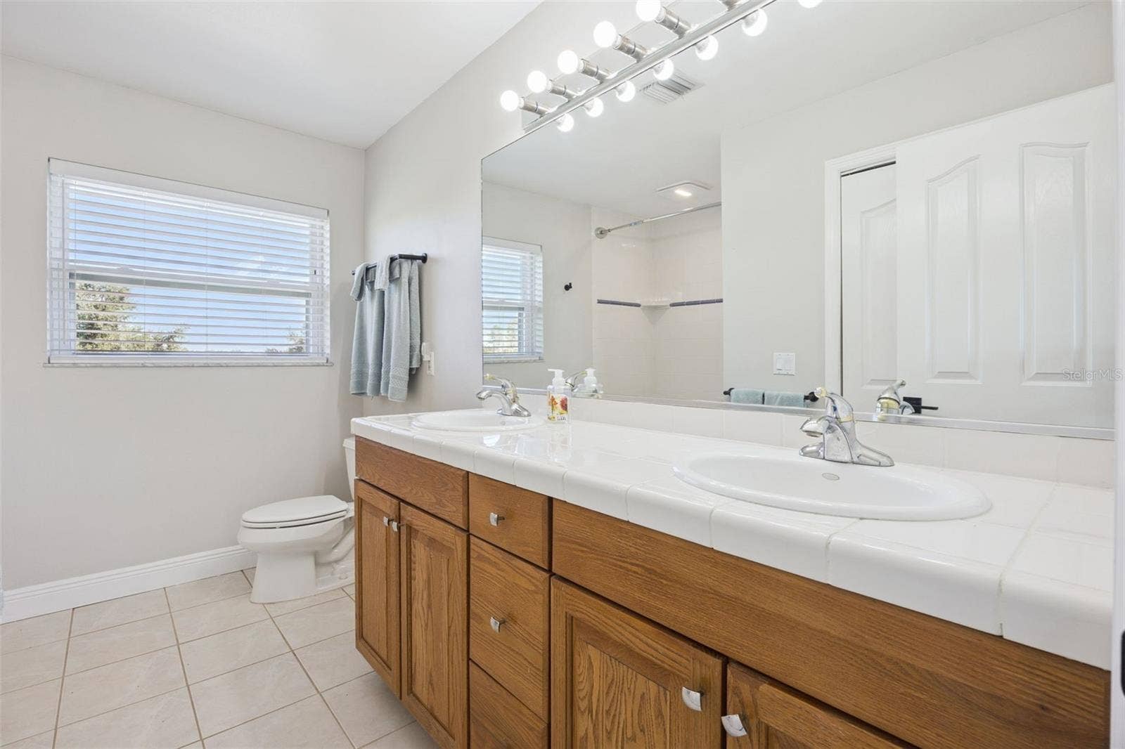 Upstairs bath - double sinks and large counter