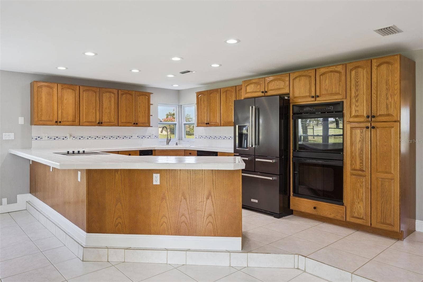 Lower cabinets have pull out shelves!