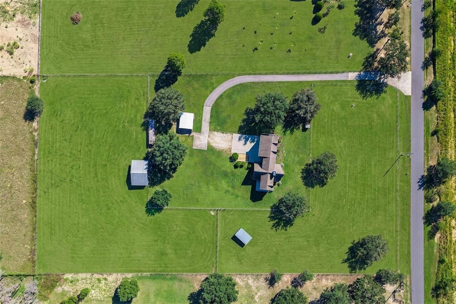 Your "farm in town" with a 4 stall barn!