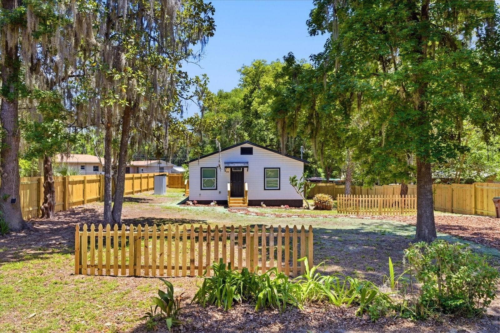 816 WOODLAND AVENUE, Leesburg, FL 34748 816 WOODLAND AVENUE, Leesburg, FL 34748