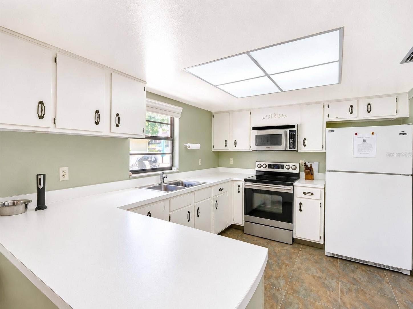 100 S TREMAIN STREET, #G2, Mount Dora, FL 32757 Clubhouse: Full Kitchen