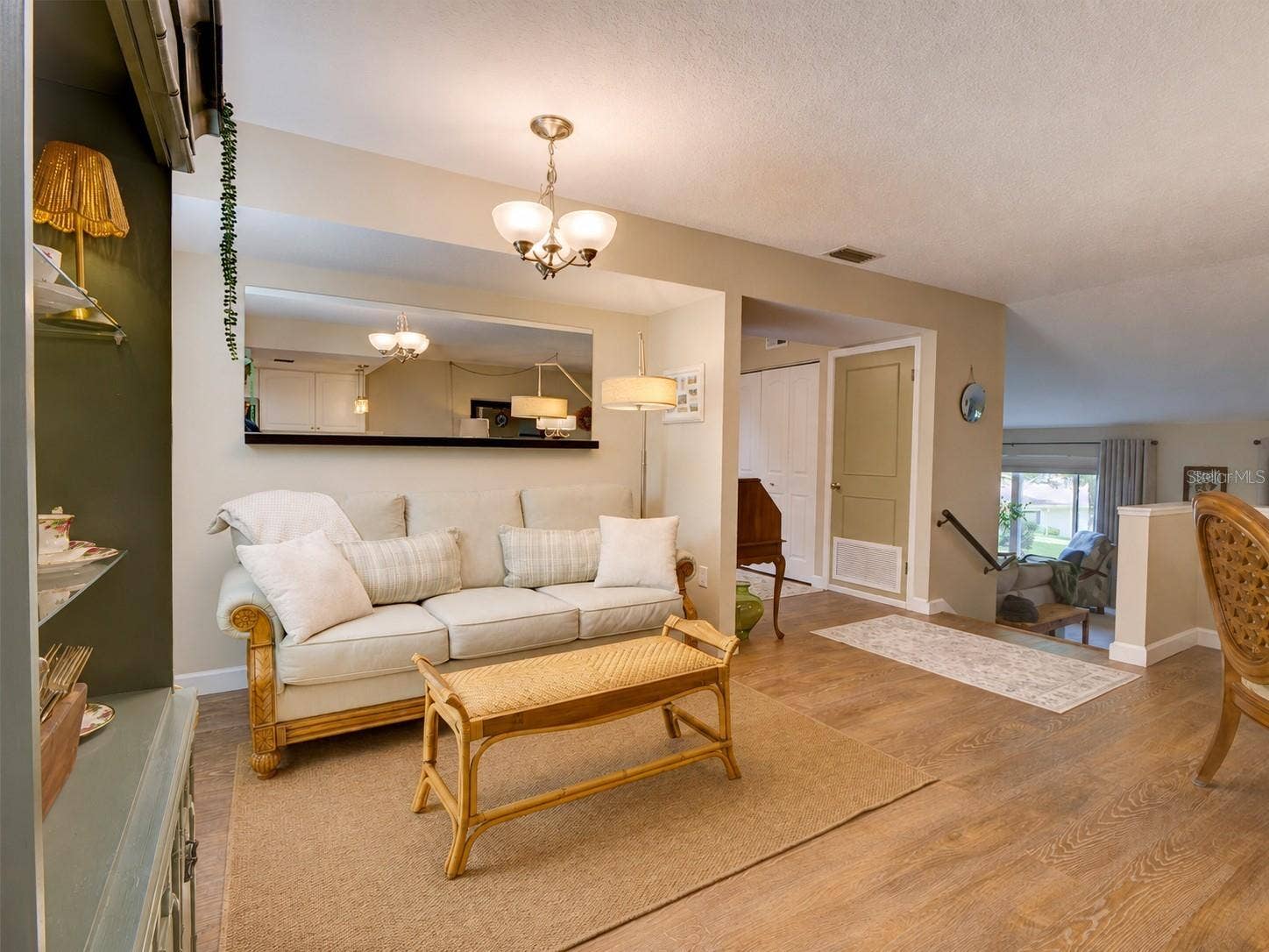 100 S TREMAIN STREET, #G2, Mount Dora, FL 32757 Expansive Sitting Area