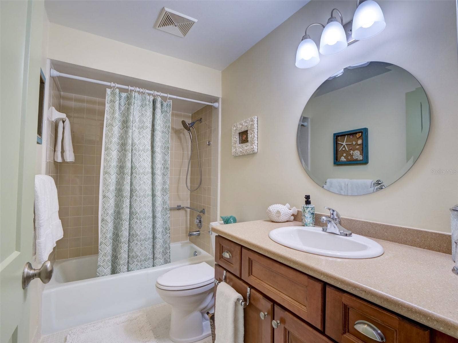 100 S TREMAIN STREET, #G2, Mount Dora, FL 32757 Guest Bathroom: Tub/Shower Combo