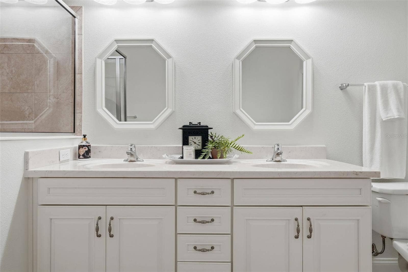 16716 ABBEY HILL COURT, Clermont, FL 34711 Primary ensuite with dual sink vanity