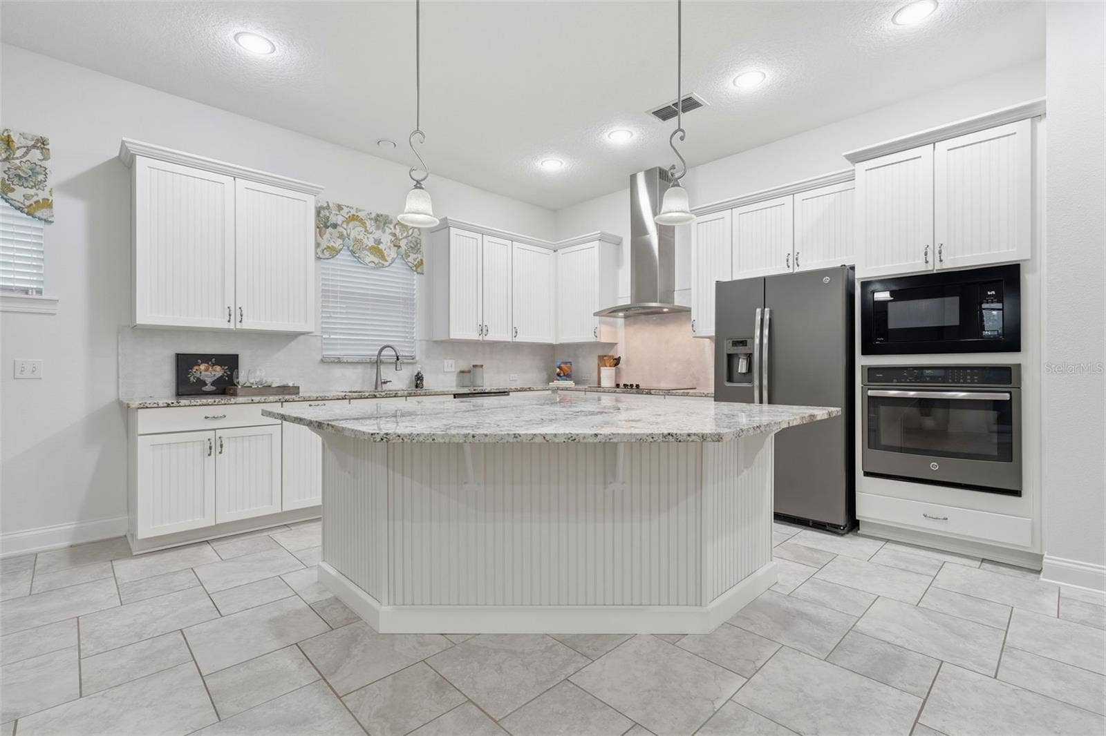 16716 ABBEY HILL COURT, Clermont, FL 34711 Kitchen offers 42" cabinets, granite countertops, stainless steel appliances and counter seating