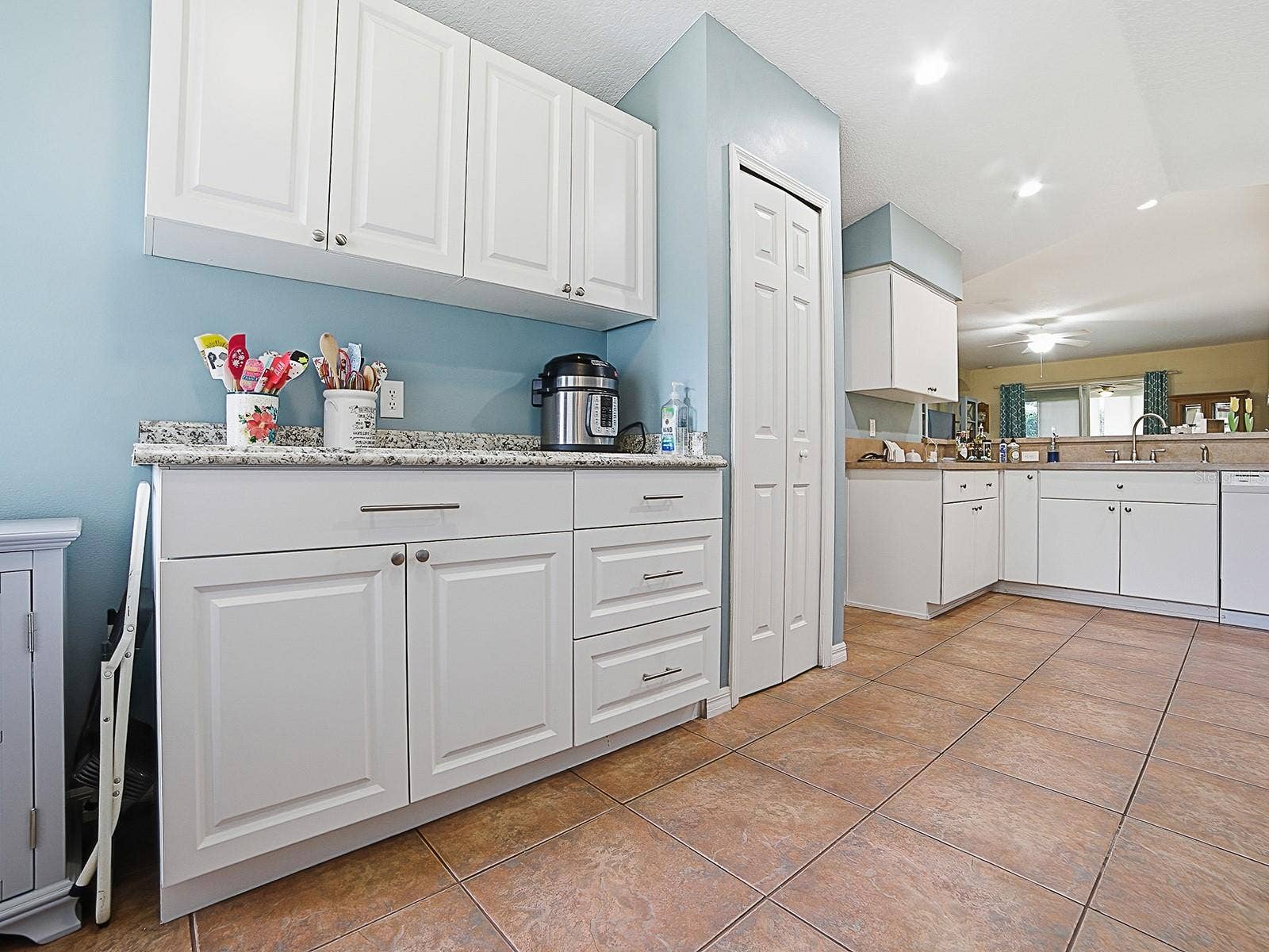 5052 CHINA SEA, Tavares, FL 32778 Extra Built in Cabinet