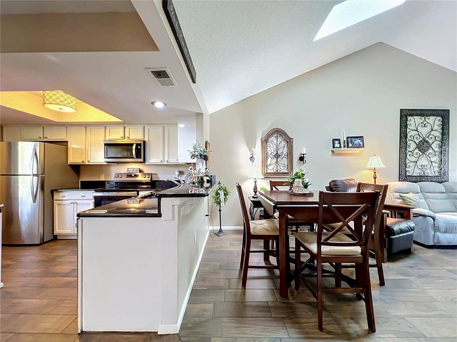 4300 BAYWOOD BOULEVARD, #C106, Mount Dora, FL 32757 Dining Area