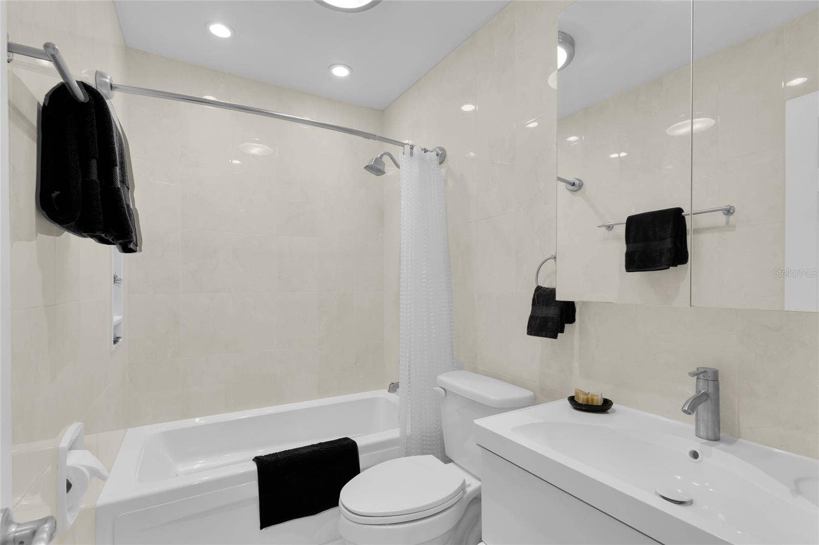 500 NEWELL HILL RD, #110D, Leesburg, FL 34748 Guest Bath with Jacuzzi Tub