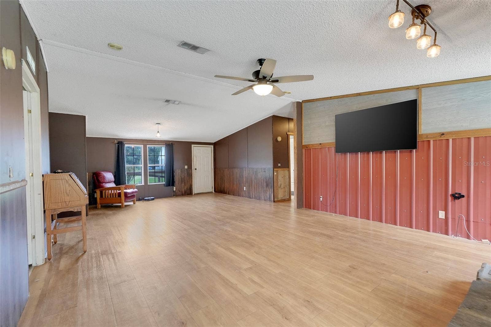 21301 QUAIL HAMMOCK LANE, Groveland, FL 34736 Mobile Home Foyer/Living Room