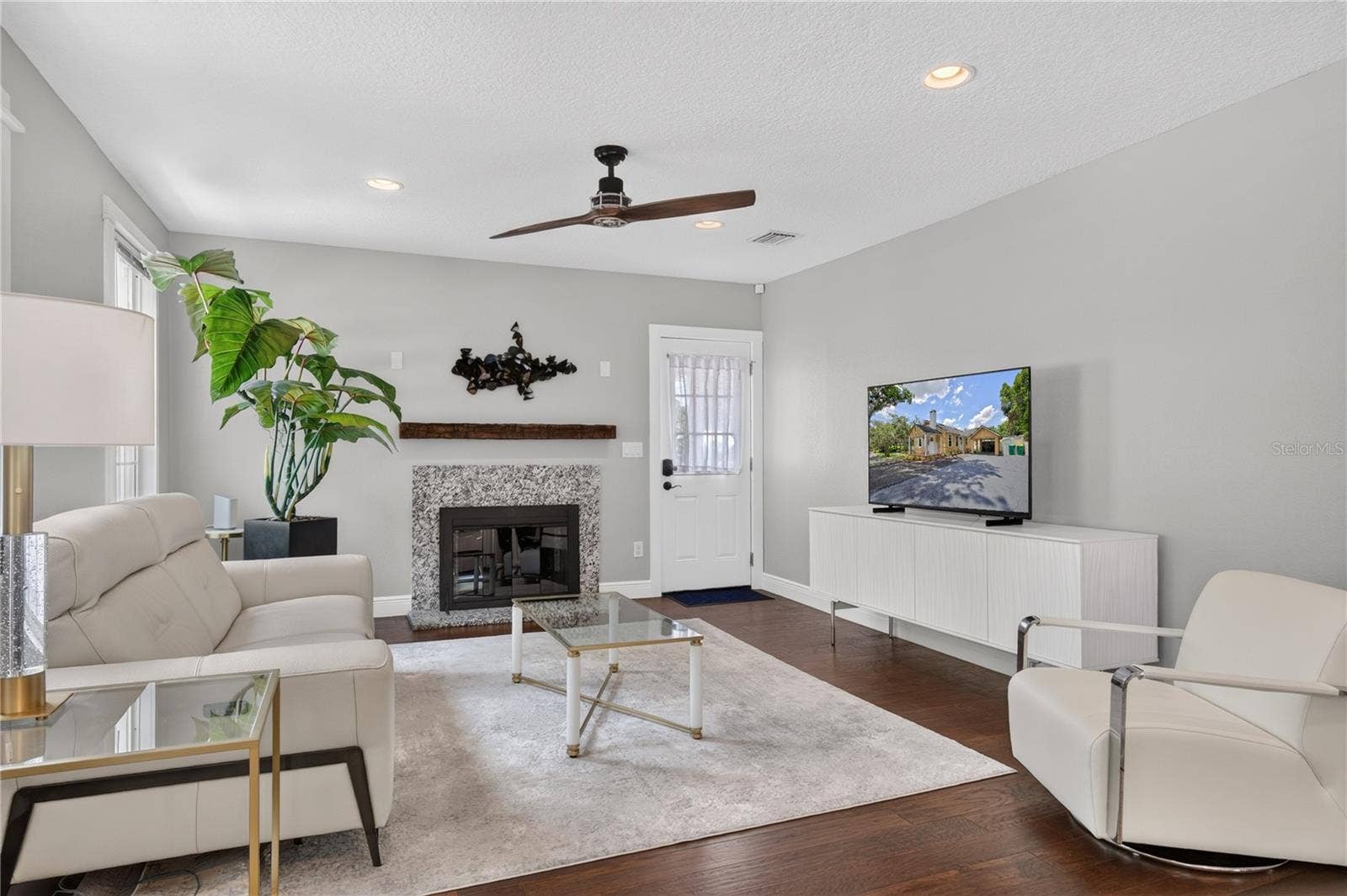 102 N CLAYTON STREET, Mount Dora, FL 32757 Living Room