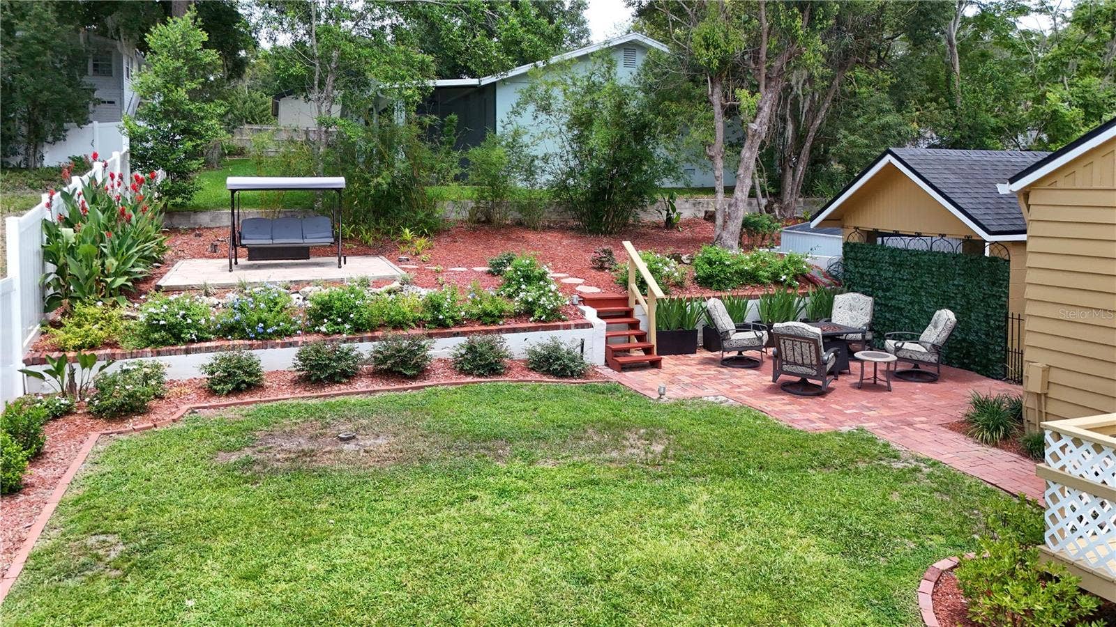 102 N CLAYTON STREET, Mount Dora, FL 32757 Garden