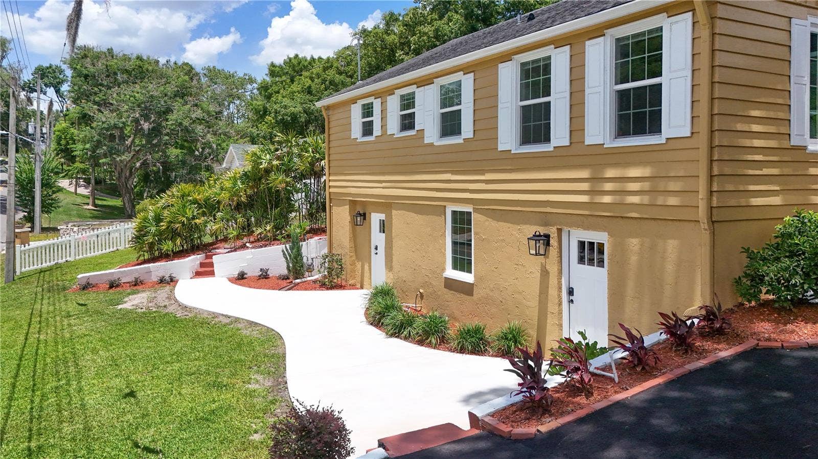 102 N CLAYTON STREET, Mount Dora, FL 32757 Side of Home