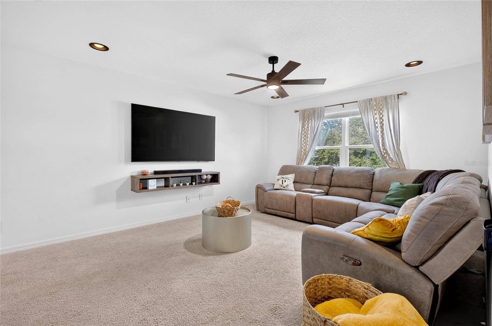 9399 VILLANOVA DRIVE, Groveland, FL 34736 9399 VILLANOVA DRIVE, Groveland, FL 34736