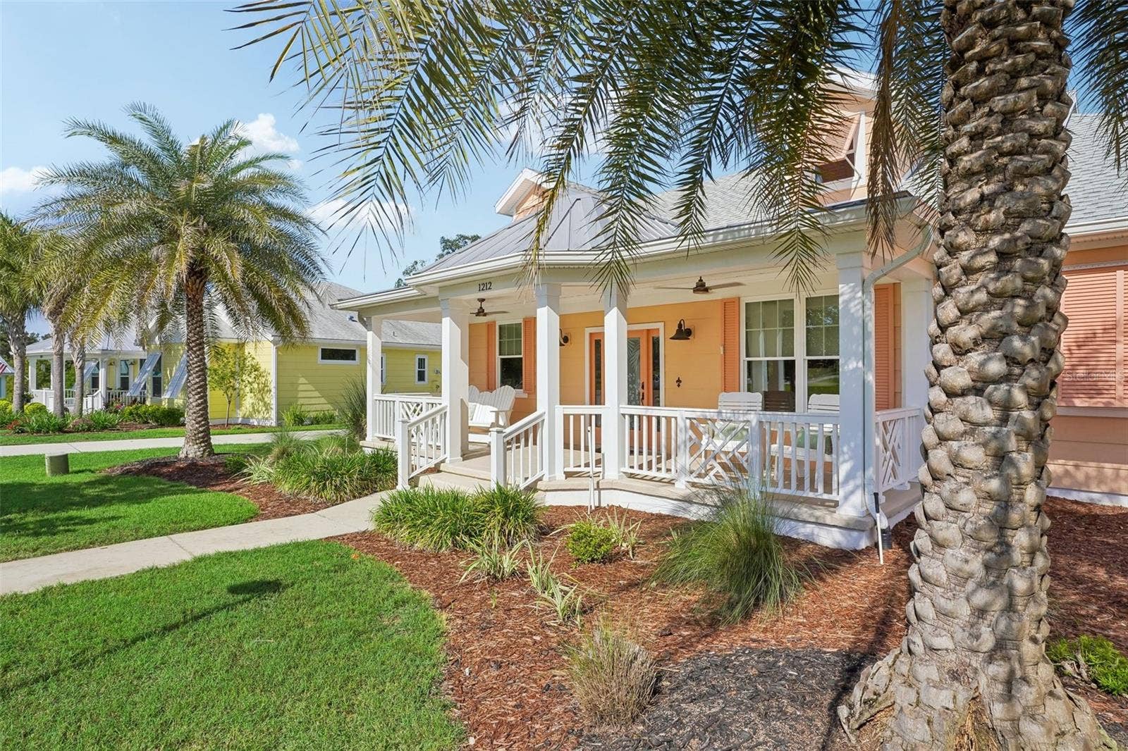 1212 FIESTA KEY CIRCLE, Lady Lake, FL 32159 Front Porch