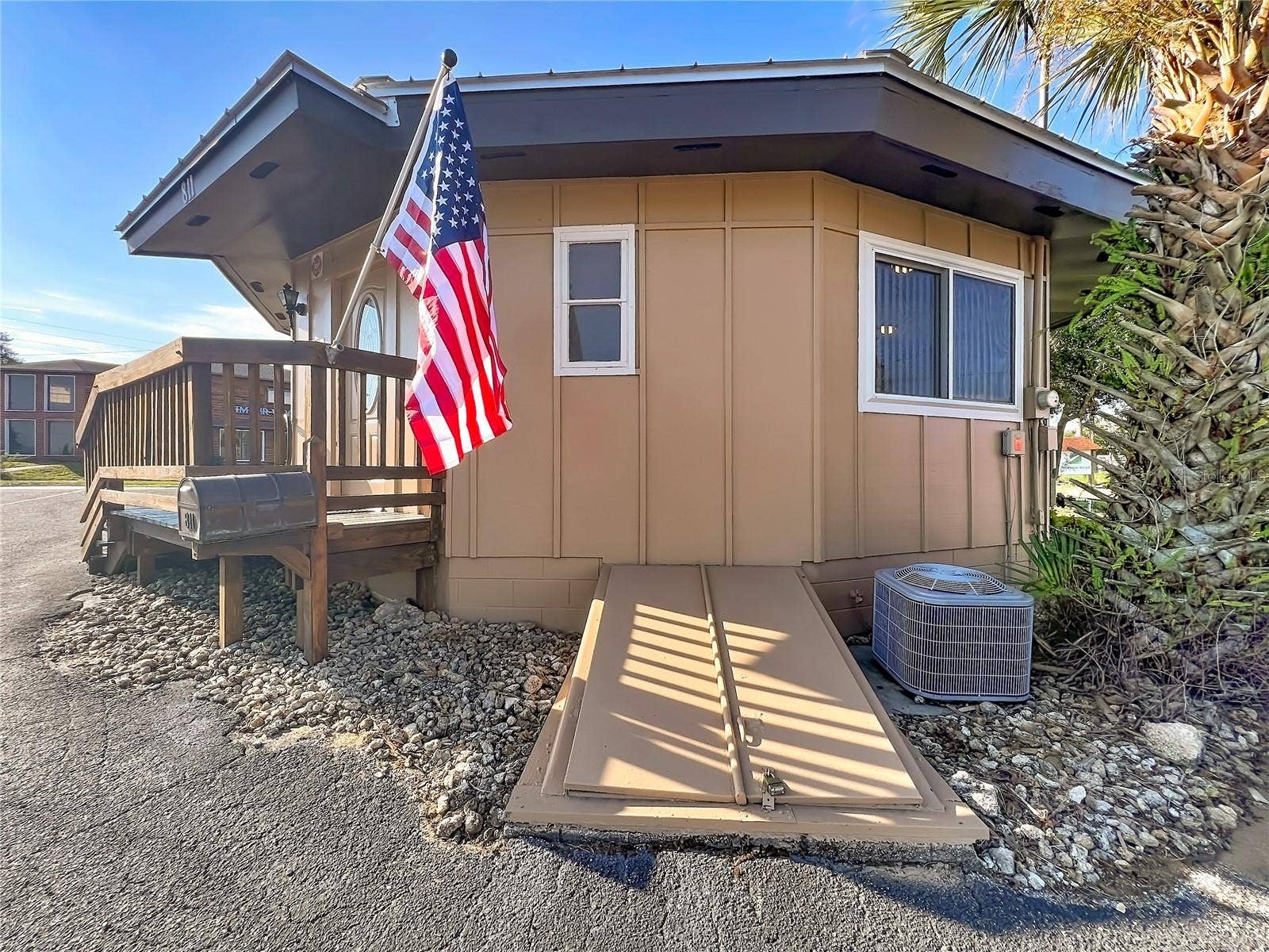 811 S BAY STREET, Eustis, FL 32726