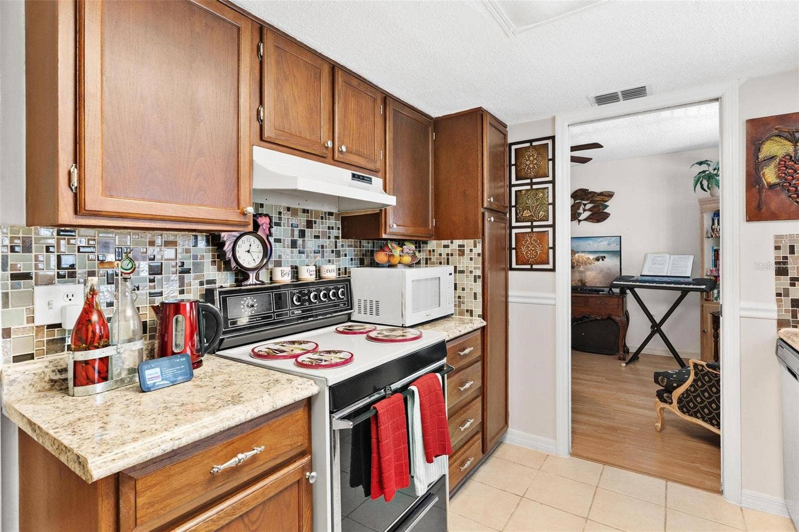 500 NEWELL HILL ROAD, #108D, Leesburg, FL 34748 ALL APPLIANCES STAY