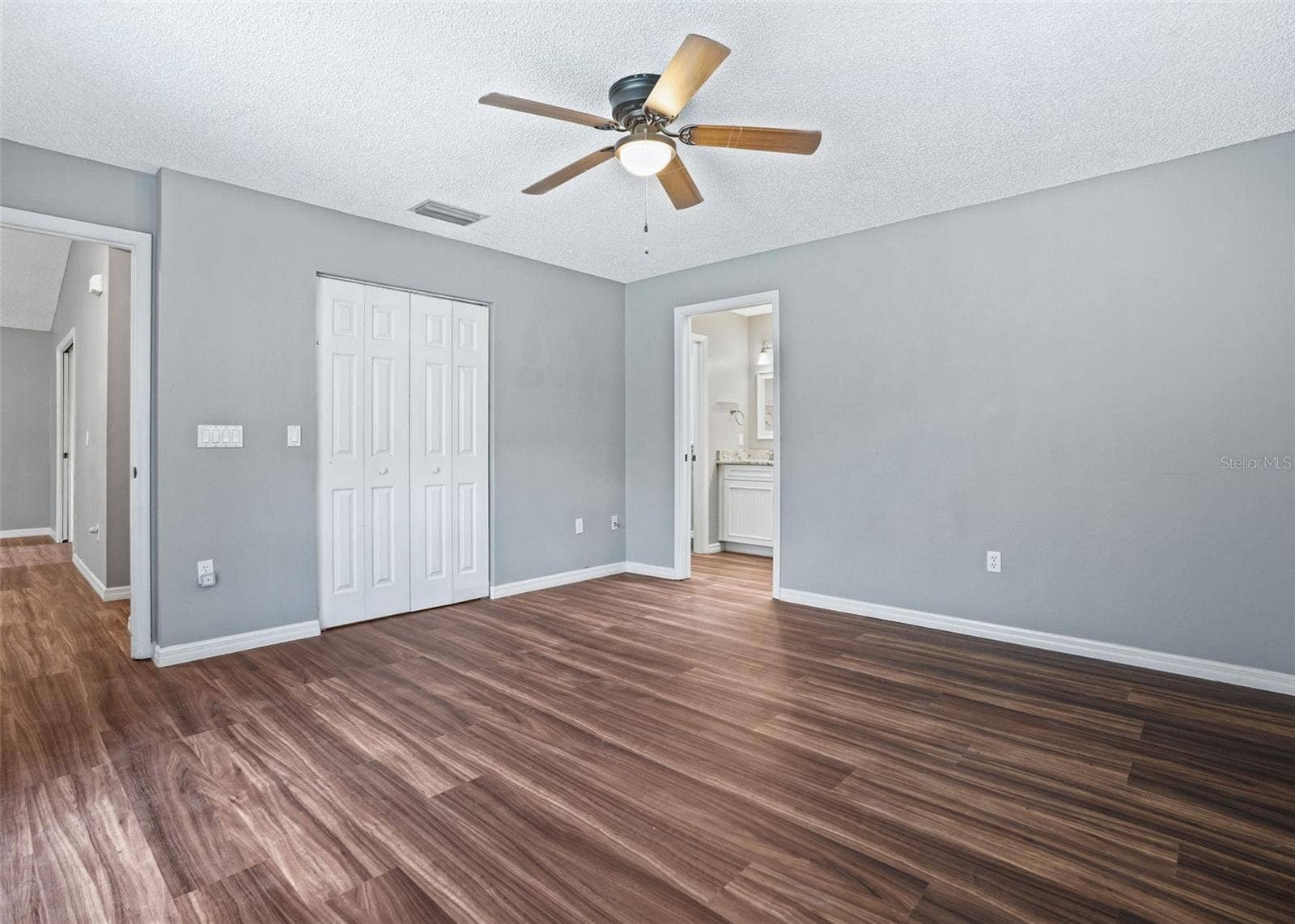 Primary suite w/Walk in closet