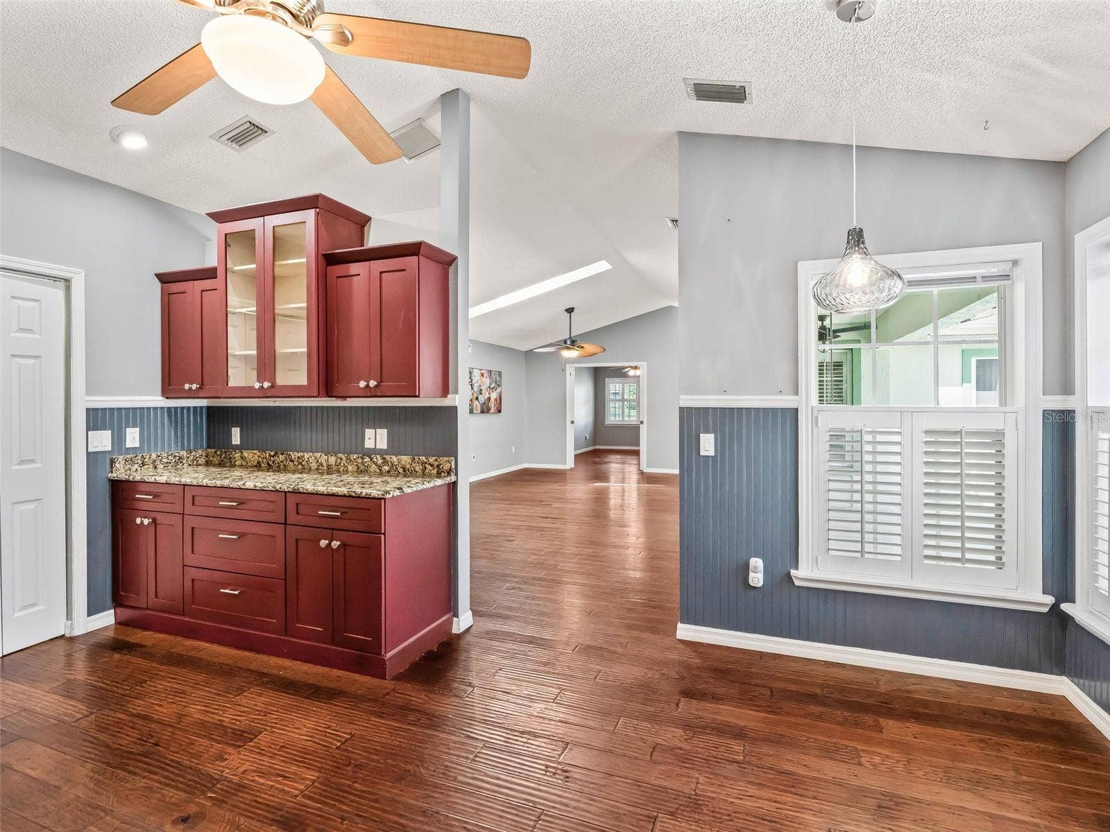 Kitchen w/Granite Countertops