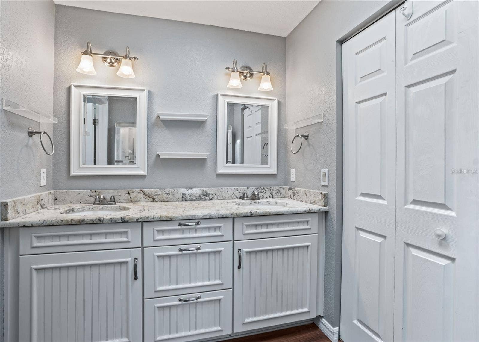 En suite w/2 sink vanity