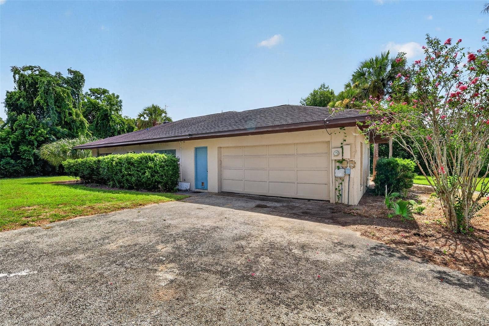 2085 SUSSEX DRIVE, Mount Dora, FL 32757 Side Entry Garage