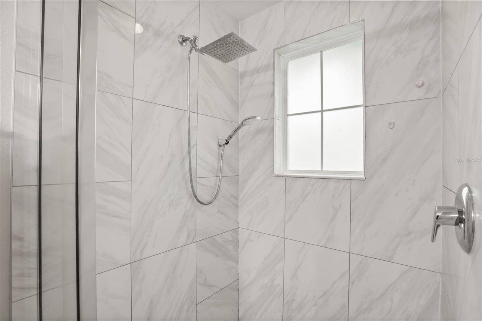 Primary en-suite bathroom