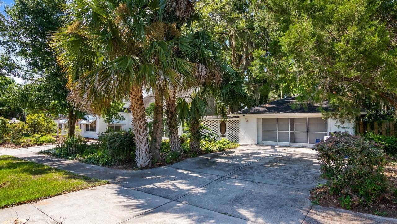 127 E LAUREL AVENUE, Howey In The Hills, FL 34737 Garage 34' x 25'