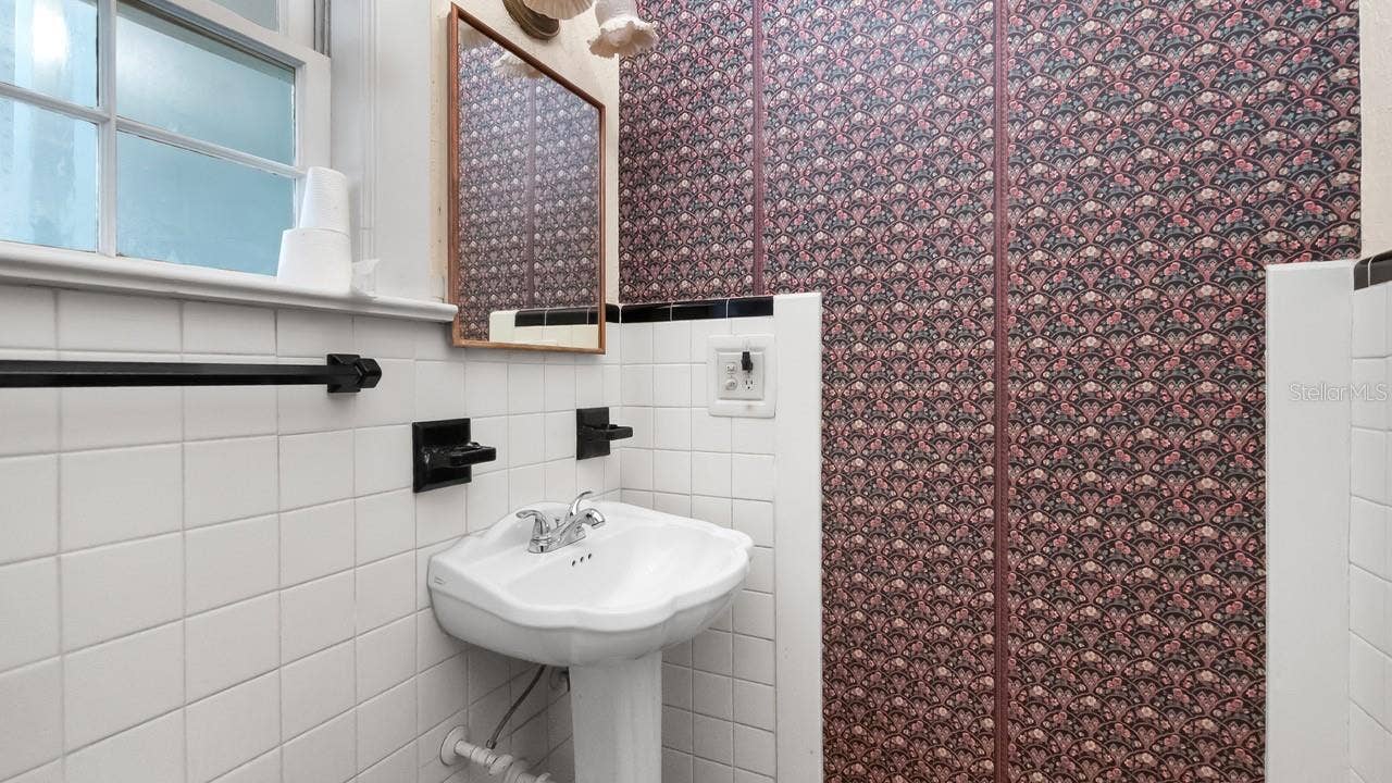 127 E LAUREL AVENUE, Howey In The Hills, FL 34737 127 E LAUREL AVENUE, Howey In The Hills, FL 34737