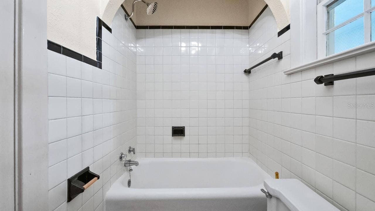 127 E LAUREL AVENUE, Howey In The Hills, FL 34737 Bathroom