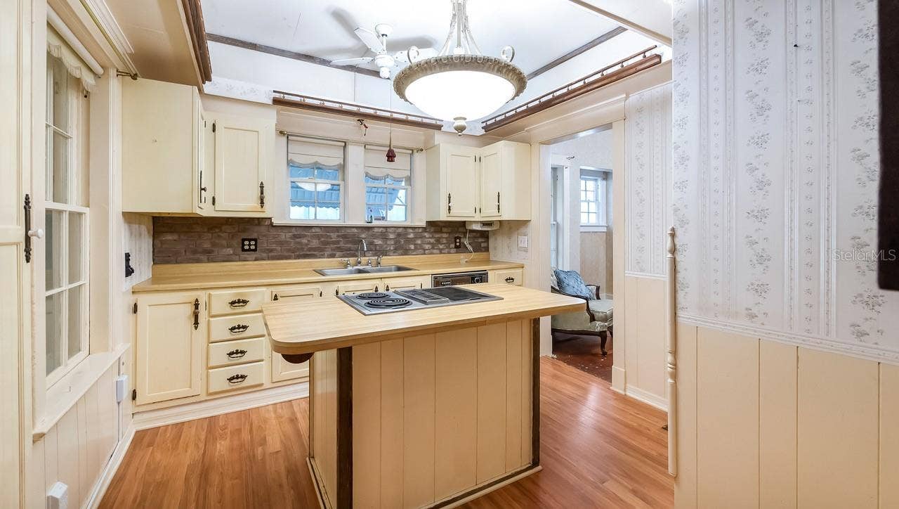 127 E LAUREL AVENUE, Howey In The Hills, FL 34737 127 E LAUREL AVENUE, Howey In The Hills, FL 34737