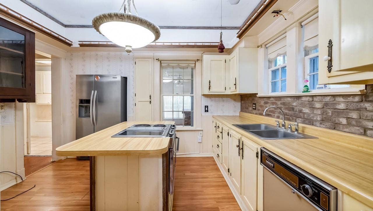 127 E LAUREL AVENUE, Howey In The Hills, FL 34737 Kitchen