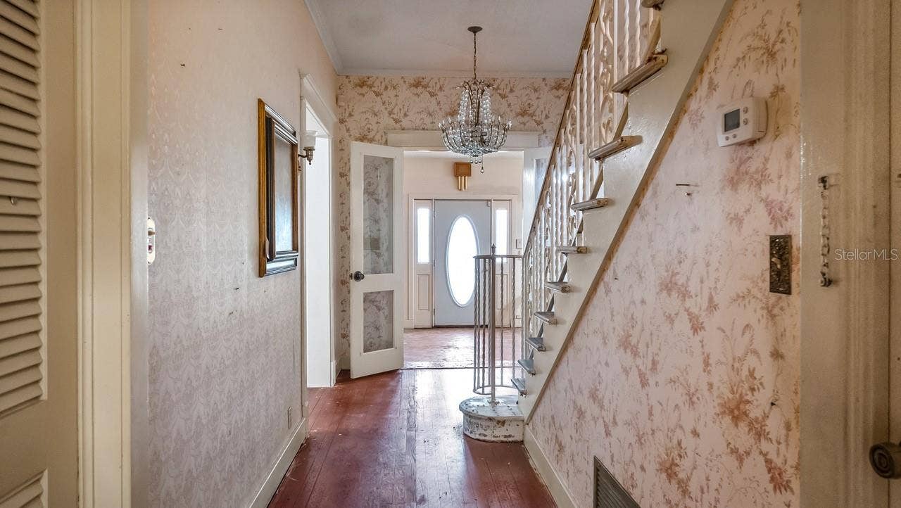 127 E LAUREL AVENUE, Howey In The Hills, FL 34737 Foyer with Staircase