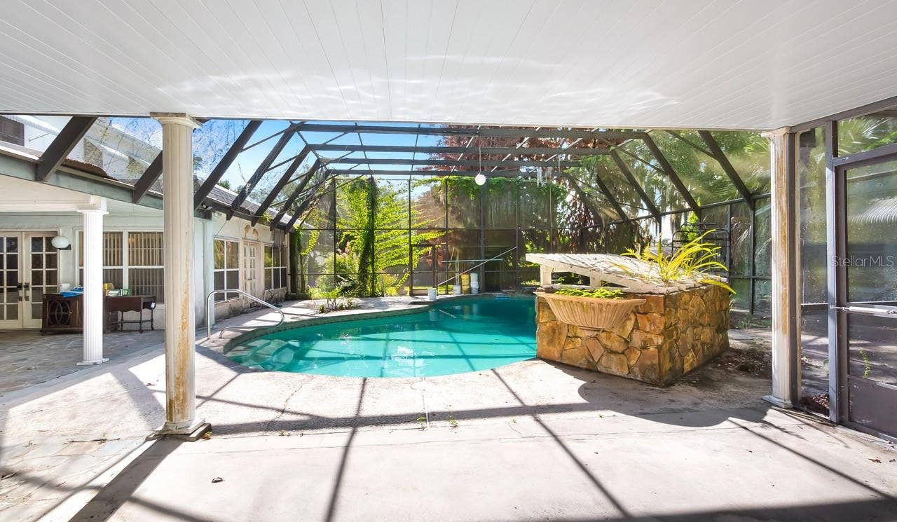 127 E LAUREL AVENUE, Howey In The Hills, FL 34737 Pool with Cage and Lanai