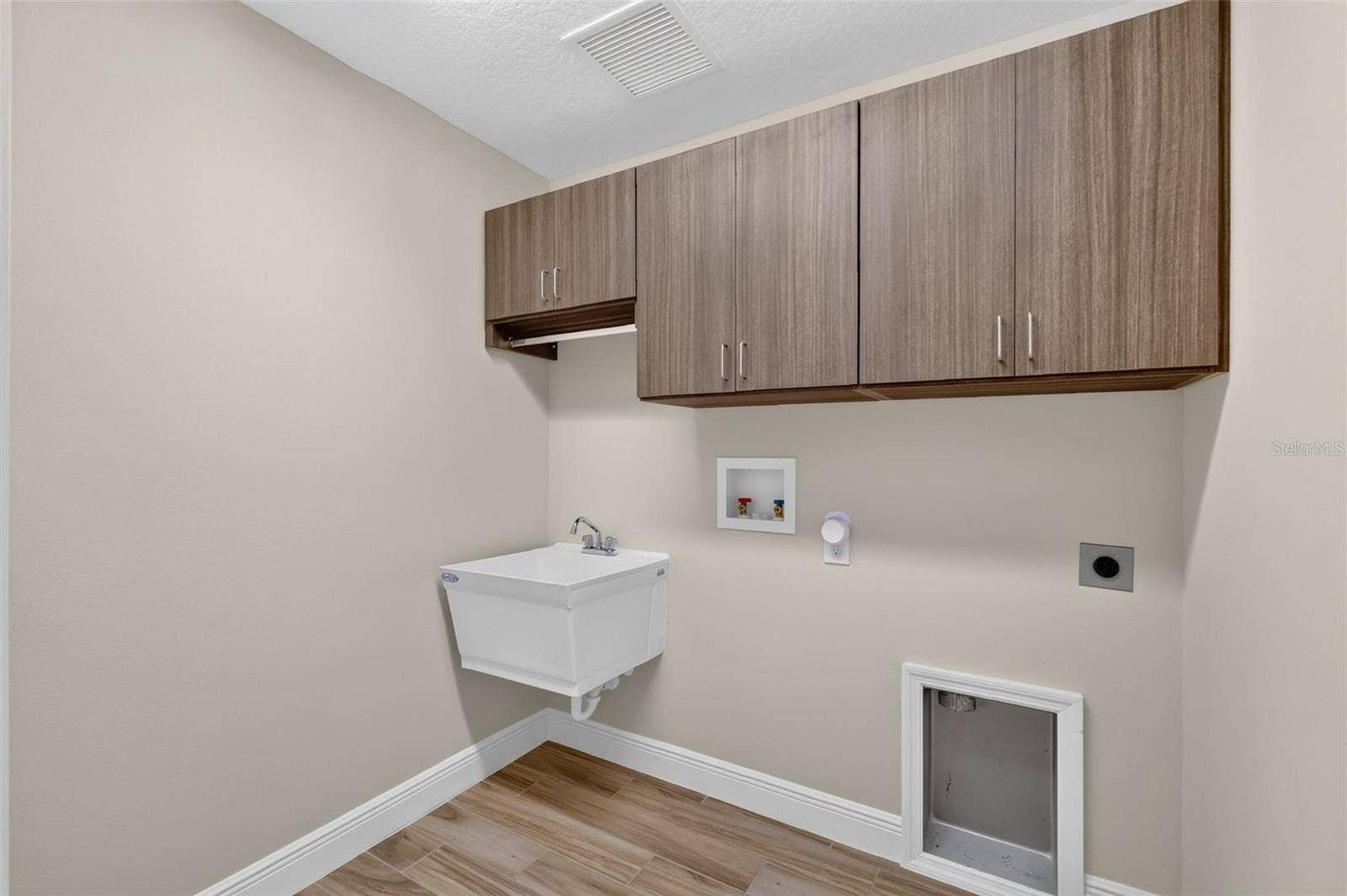 4686 HILES PLACE, The Villages, FL 32163 Interior Laundry Room