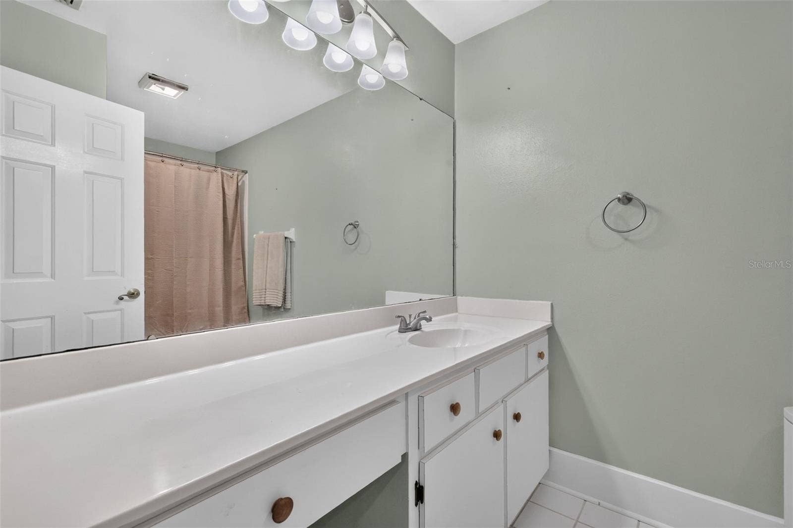 2ND BATHROOM 2ST LEVEL