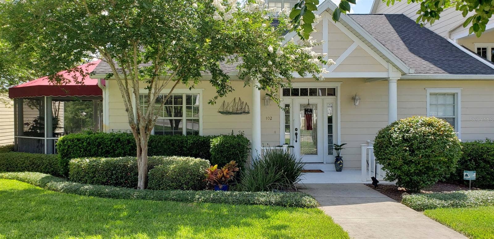 Rare one story townhouse in prime location to historical Clermont