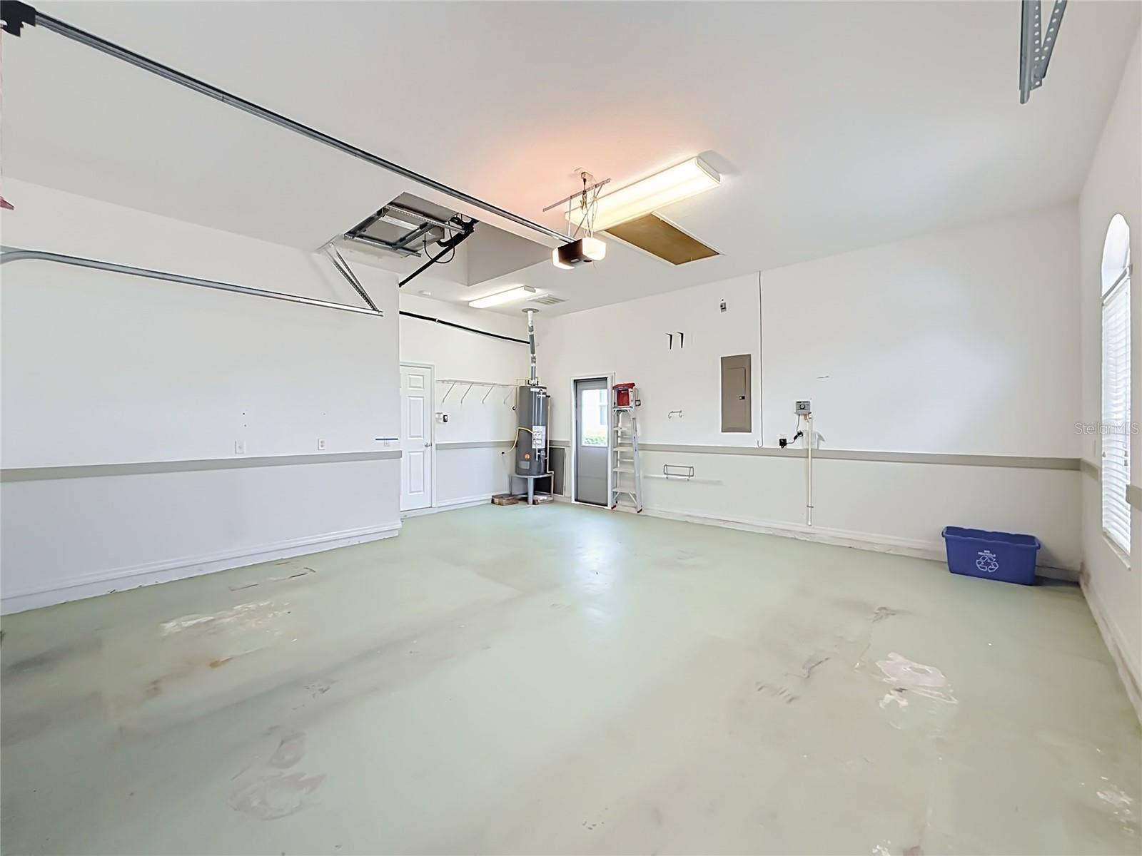 Tall ceilings, Gas/Propane hot water heater and furnace