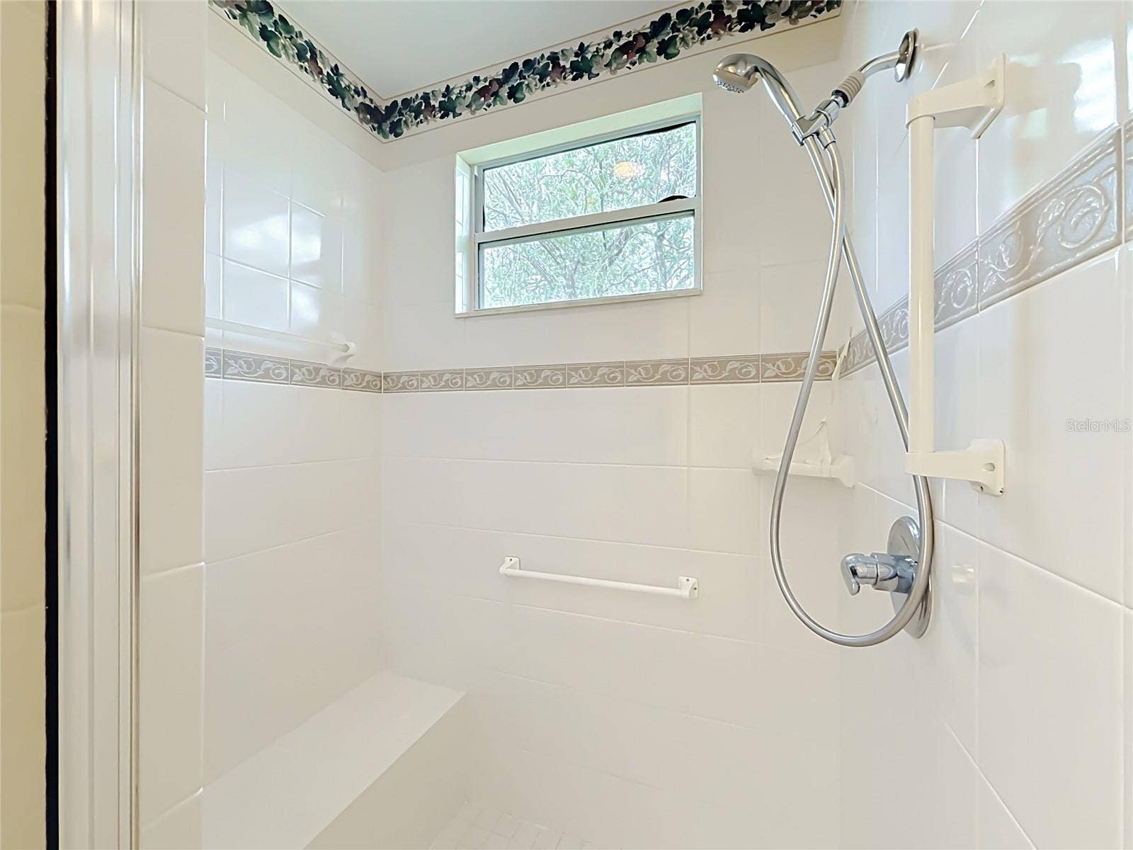 Walk in tiled shower w/ bench