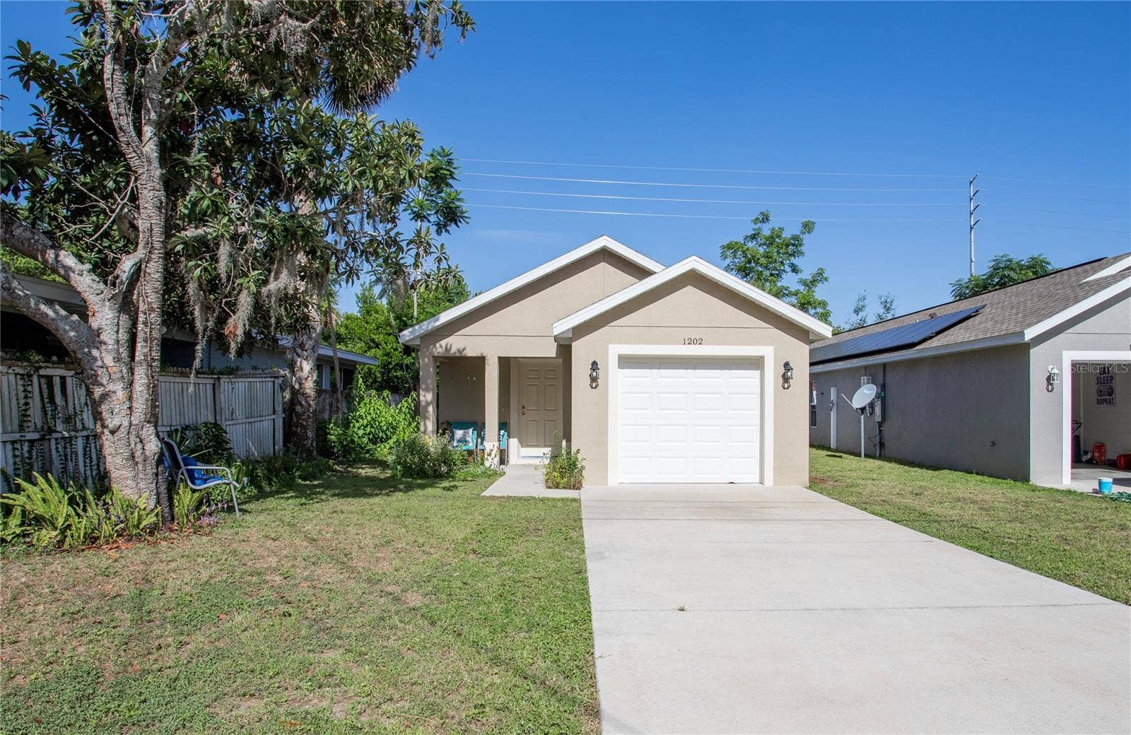 Close to downtown Eustis, shopping and more