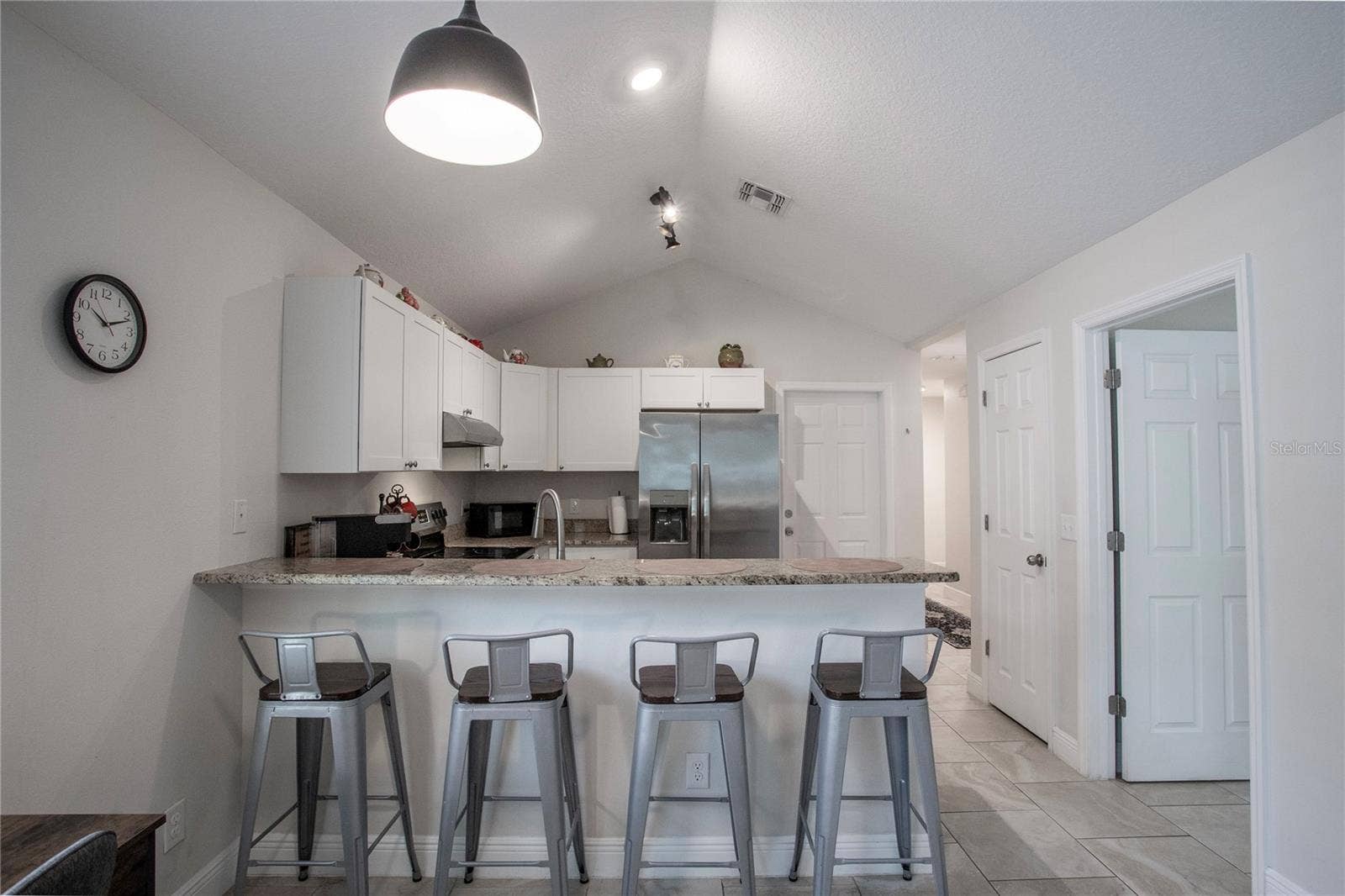 Breakfast bar at the kitchen counter