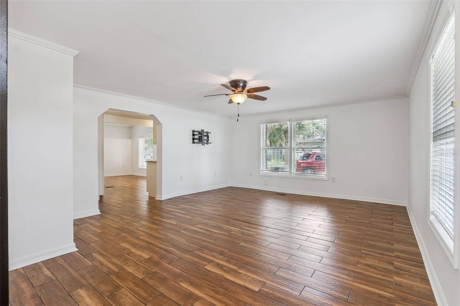 306 S DISSTON AVENUE, Minneola, FL 34715 Living Room