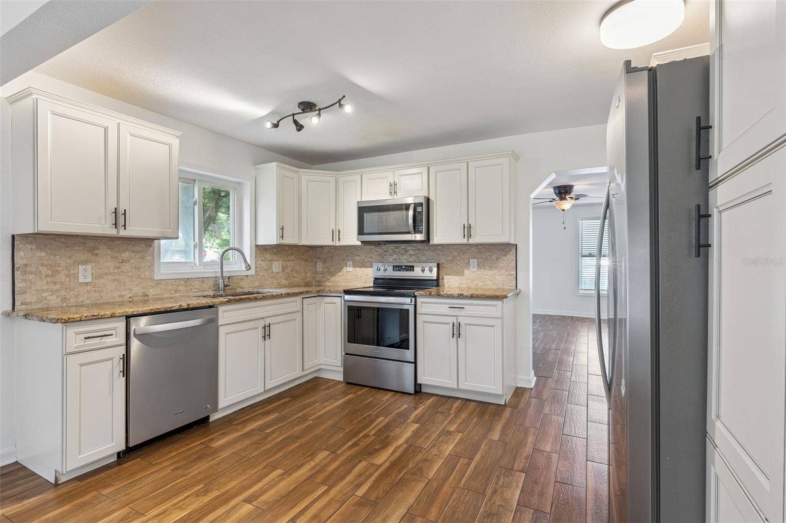 306 S DISSTON AVENUE, Minneola, FL 34715 Kitchen
