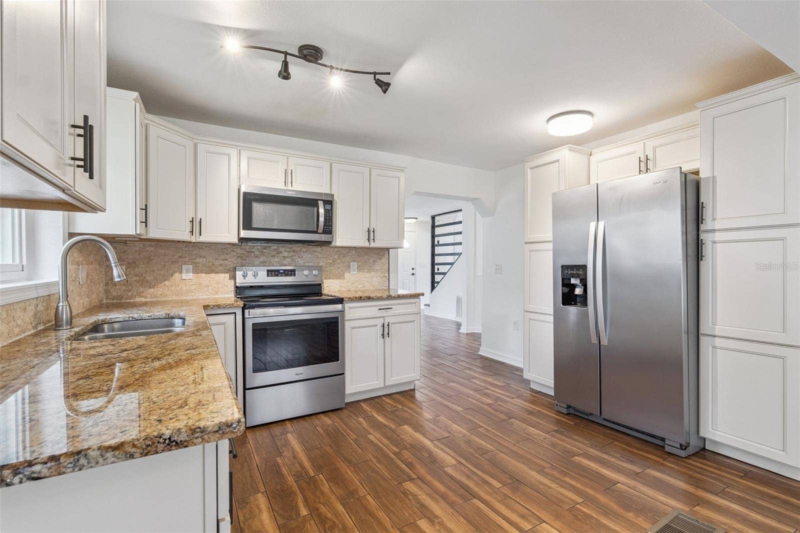 306 S DISSTON AVENUE, Minneola, FL 34715 Kitchen