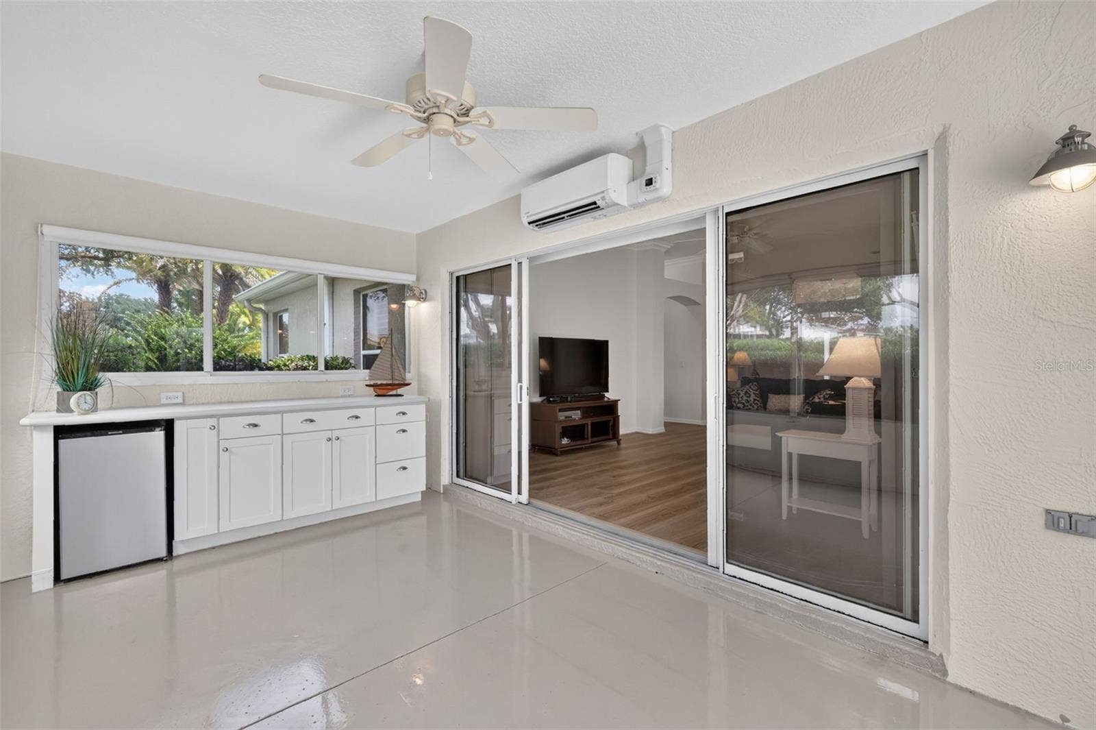 1218 CAMERO DRIVE, Lady Lake, FL 32159 Built in dry bar, perfect for entertaining