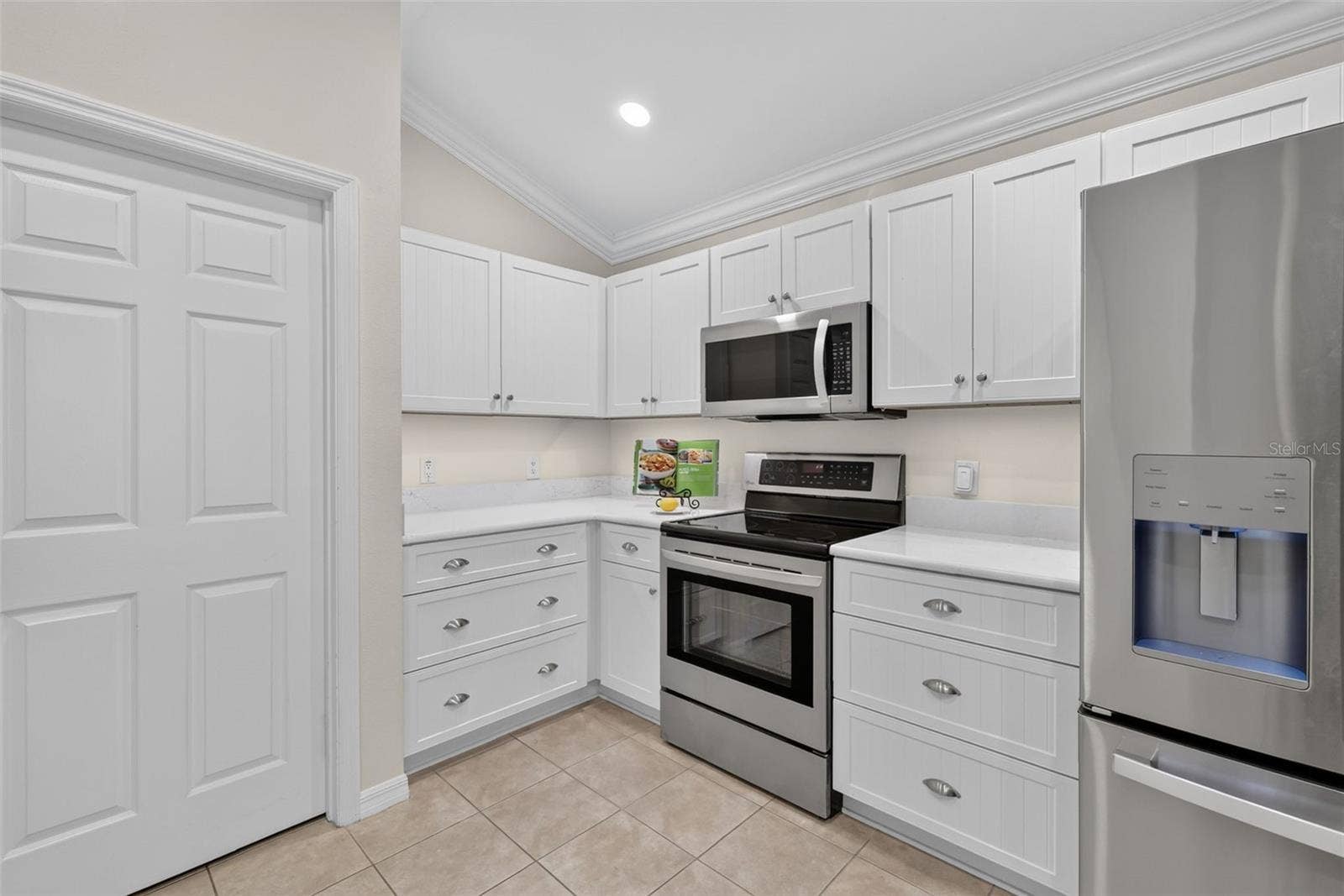 1218 CAMERO DRIVE, Lady Lake, FL 32159 Quartz Counters!